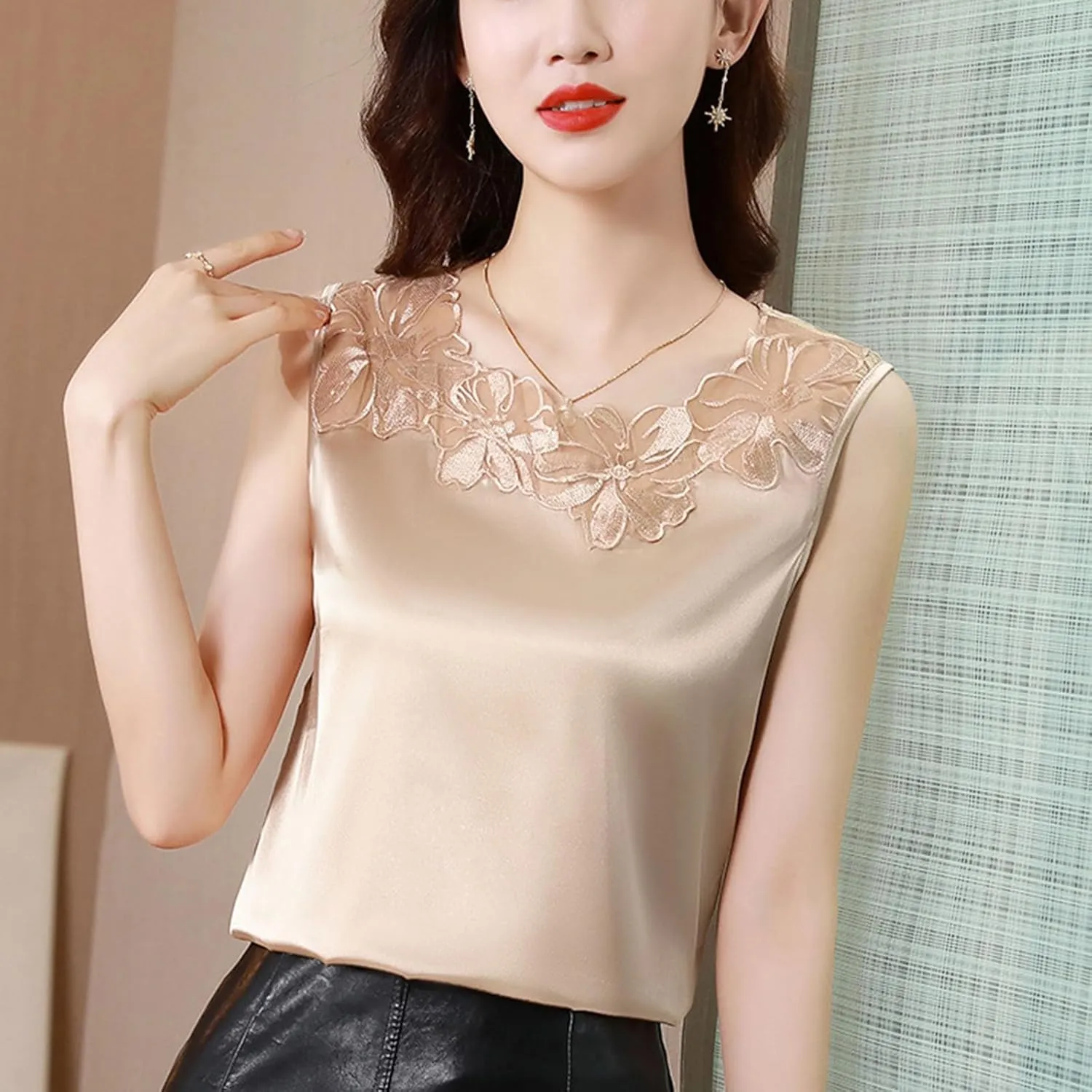 V Neck Net Yarn Short Sleeved T Shirt Women's New Summer Fashion Lace Undershirt Design Feeling Satin With A Coat